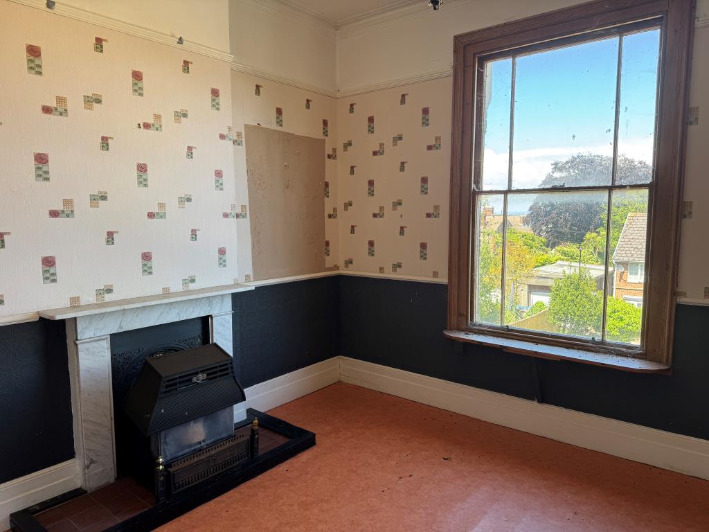 Lot: 156 - TWO STOREY THREE-BEDROOM FLAT FOR IMPROVEMENT WITH STUNNING SEA VIEWS AND PLANNING FOR SPLITTING IF PREFERRED - The Dining Room in Flat 5